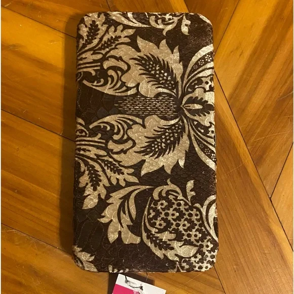 Hard Wallet NWT by Tiara, soft material lines the outside. Organizer cards, cash - Picture 3 of 8